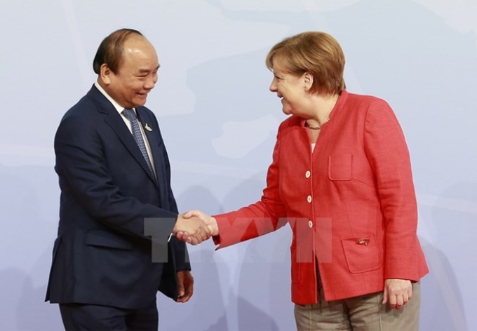 Thủ tướng Đức Angela Merkel đón Thủ tướng Nguyễn Xuân Phúc. (Ảnh: Thống Nhất/TTXVN)